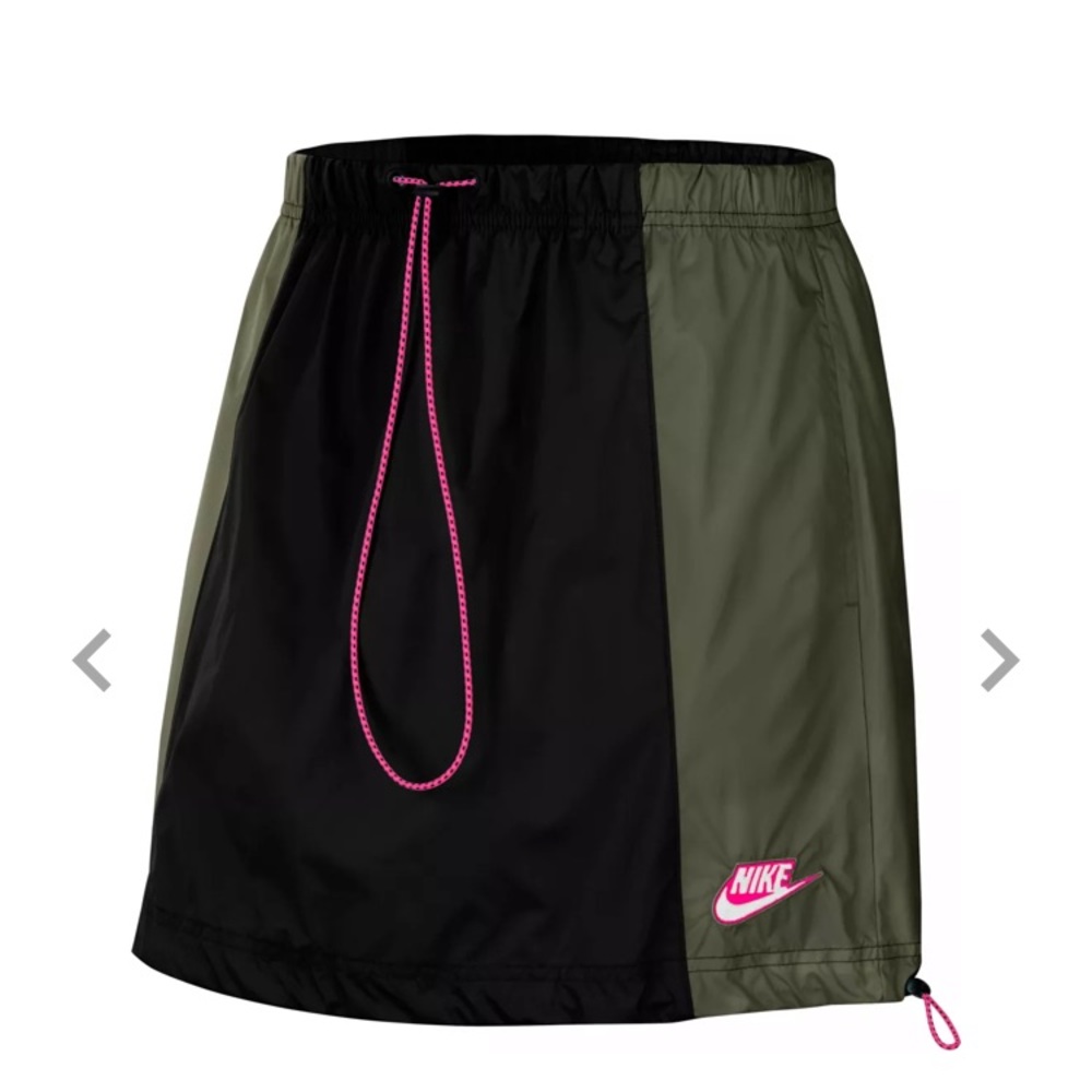 Nike wind breaker skirt. NWOT. Never worn.